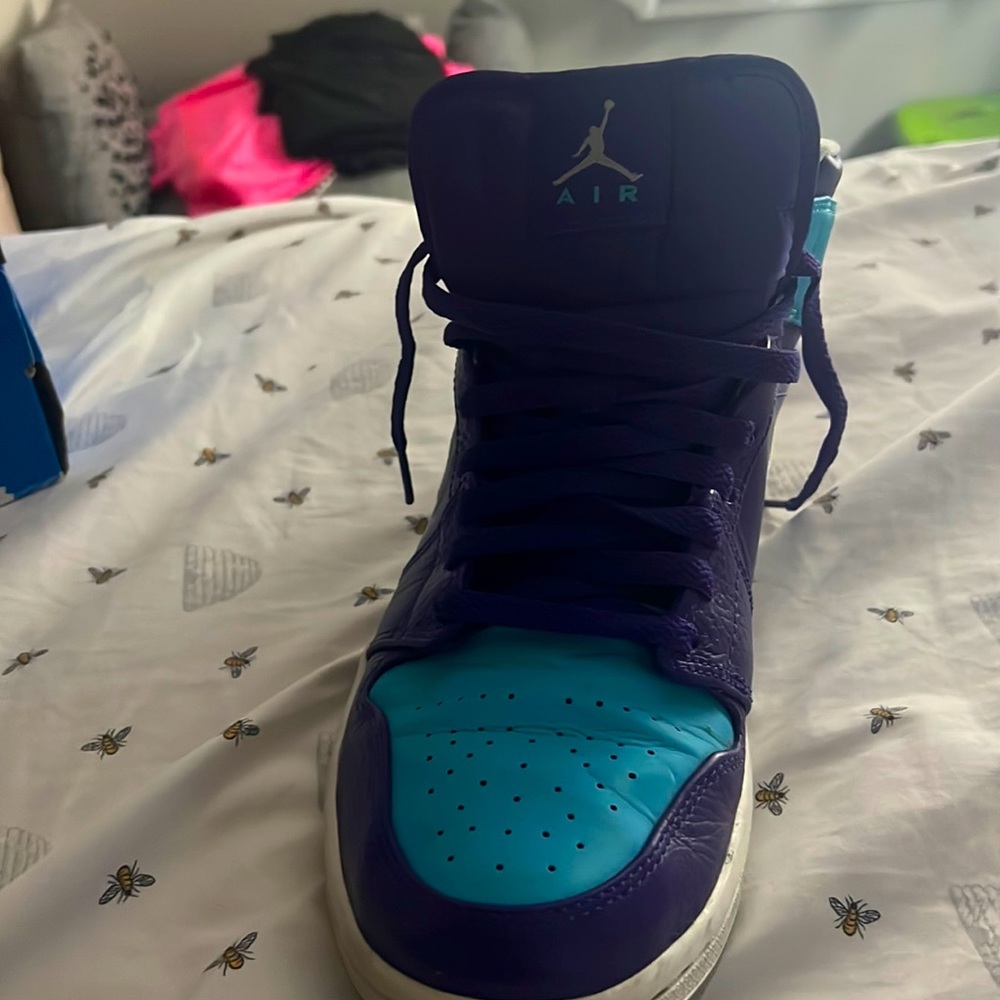 Jordan 1 Mid Hornets